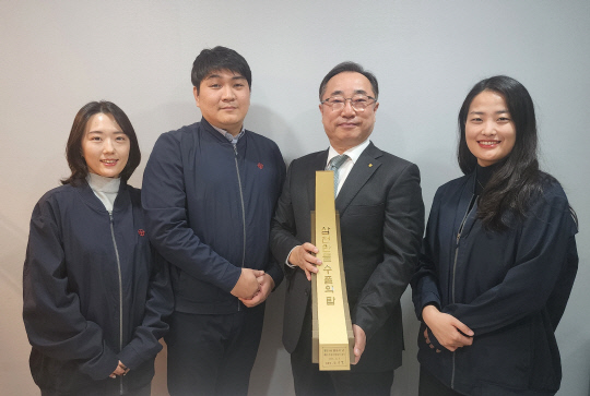 지난 5일 서울 코엑스에서 열린 무역의 날 행사에서 김병제(왼쪽에서 세번째) KBI알로이 대표이사와 수출관련 직원들이 제60회 무역의 날에서 수상한 '삼천만불 수출의 탑'을 들고 있다. KBI그룹 제공